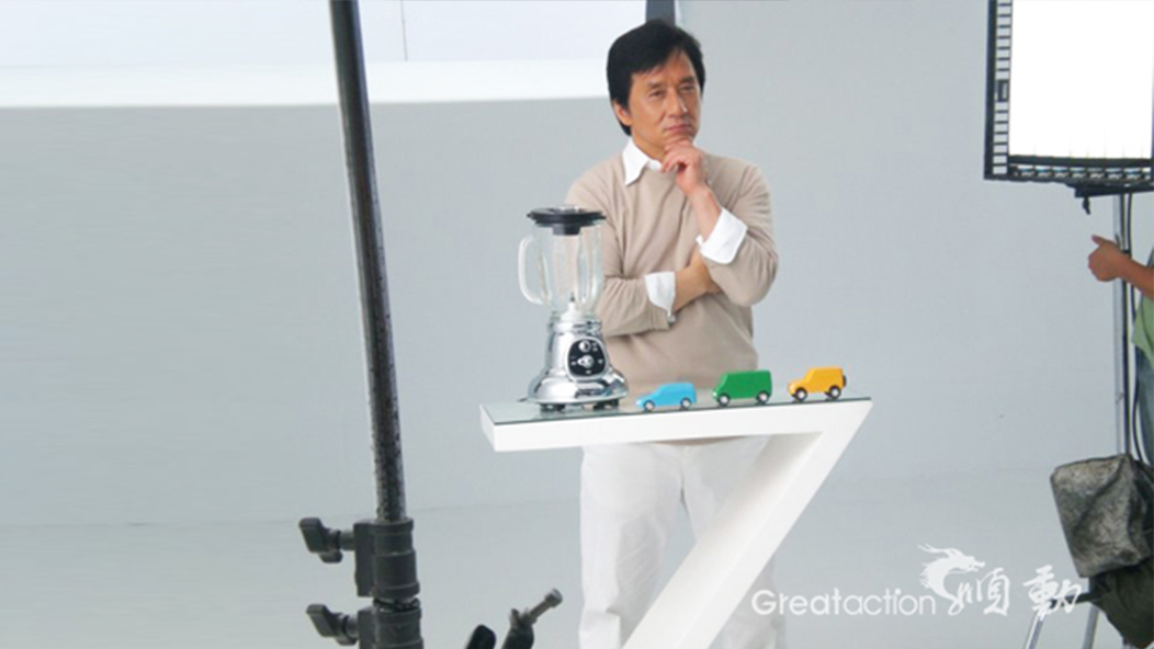 成龍?jiān)趶V告片拍攝現(xiàn)場(chǎng)